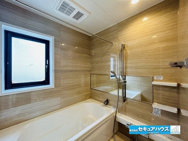 名古屋市緑区兵庫１丁目の中古一戸建の浴室|【浴室】
◆アクセントパネルで落ち着きのある雰囲気を演出します。毎日の疲れを癒やすバスタイムをお楽しみ下さい！
◆窓付きで、カビの繁殖を抑える効果があります。
◆追い炊き機能を備えたオートバスです。　