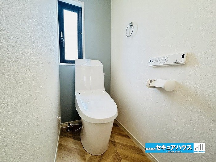 名古屋市緑区兵庫１丁目の中古一戸建のトイレ|【高機能トイレ】
◆高機能トイレの多くは便器のフタの開閉が自動であり、使用後に手動で水を流す面倒もなく非常に便利です。スタイリッシュな見た目で、お掃除しやすく、節水効果が高いです。　　　　　　　　　　