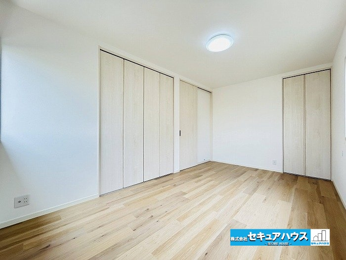 名古屋市緑区兵庫１丁目の中古一戸建の洋室|【洋室7.6帖】
◆広々とした居住空間は日々の暮らしを彩り、心のやすらぎと満足感を与えてくれます。通風と採光を考慮した設計は子供たちはのびのび育ち、家族でくつろぎと団らんを生み出します。　　　