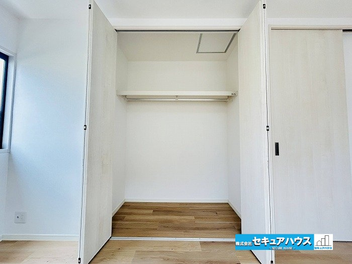 名古屋市緑区兵庫１丁目の中古一戸建の収納|【洋室7.6帖の収納】
◆奥行のあるクローゼットのためコートやダウンなどもすっきりと収まります。上棚部分には収納ボックスを使えば効率良く荷物をしまうことができます。　　　　　　　　　　　　　　　　　　