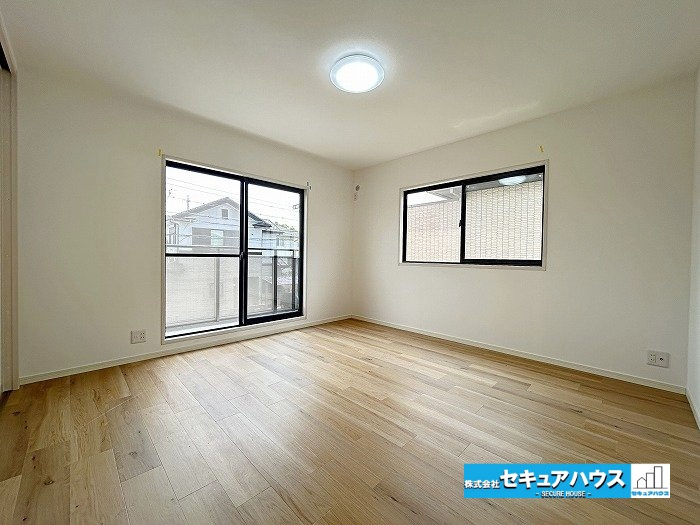 名古屋市緑区兵庫１丁目の中古一戸建の洋室|【洋室8.1帖】
◆クローゼット2帖と納戸付きのお部屋です♪収納豊富×リモートワークなど集中したいときには納戸スペースが役立ちます◎
◆バルコニーにも出られるお部屋です。　　　　　　　　　　　　　　　