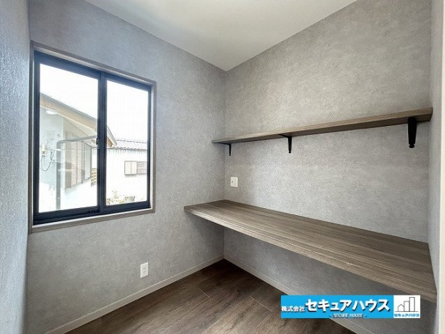 名古屋市緑区兵庫１丁目の中古一戸建の収納|【洋室8.1帖の納戸】
◆カウンターと棚付きの納戸です。コンセント付きのためパソコン作業もできます。南向き×窓付きのため空気の入れ替えや気分転換もできる汎用性の高いスペースです。　　　　　　　　　　　