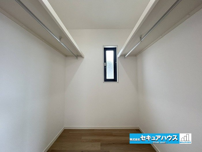 名古屋市緑区兵庫１丁目の中古一戸建の収納|【洋室8.1帖の収納】
◆2帖の収納付きです。両側にお洋服は荷物を収納できる設計のため収納力が高く扉付きのため、ほこり対策や見えない収納ができるのが魅力です。キャリーバッグなども収まる広さが魅力です。