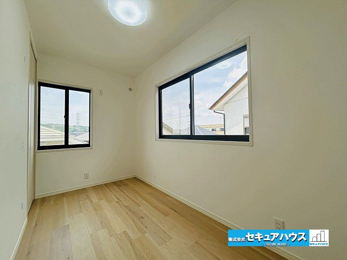 名古屋市緑区兵庫１丁目の中古一戸建の洋室|【洋室4帖】
◆家族一人ひとりの大切なプライベート空間。趣味に合わせて使って頂けるようシンプルに仕上げてあります。暮らし心地を大きく左右する収納を、適材適所に配置し使い勝手を考慮しました。　　　　　　