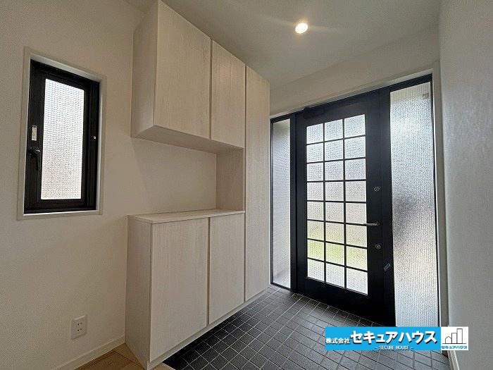 名古屋市緑区兵庫１丁目の中古一戸建の玄関|【玄関】
◆採光・通風にも配慮された設計で毎日明るい空間をキープします♪
◆収納力の高いシューズボックス付きです。玄関周りがスッキリと片付きます。
◆ダブルロックキーで防犯面も安心です。       