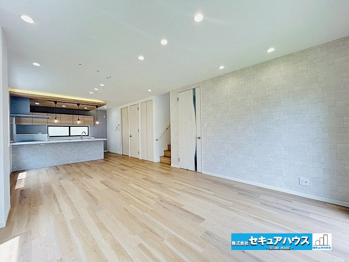 名古屋市緑区兵庫１丁目の中古一戸建の居間・リビング|【LDK20.4帖】
◆広々とした南向きリビング。2面採光により日当たり良好です♪
◆リビングイン階段のため家族で顔を合わせる機会ができます。
◆収納付きのため掃除用具や日用品もすっきりと片付きます。