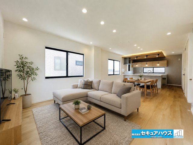 名古屋市緑区兵庫１丁目の中古一戸建の居間・リビング|【LDKに家具を配置したイメージ図】
◆20帖リビングのためダイニングテーブルや大きなソファ、テレビを置くことができます。シンプルなデザインのリビングのため好きなテイストの空間をつくることが可能です♪