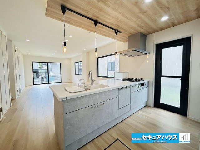 名古屋市緑区兵庫１丁目の中古一戸建のキッチン|【キッチンから見たリビング】
◆対面式キッチンのためリビングの様子を見ながら料理できます。
◆勝手口付きのためゴミ出しにも便利な設計です♪　　　　　　　　　　　　　　　　　　　　　　　　　　　　　　　