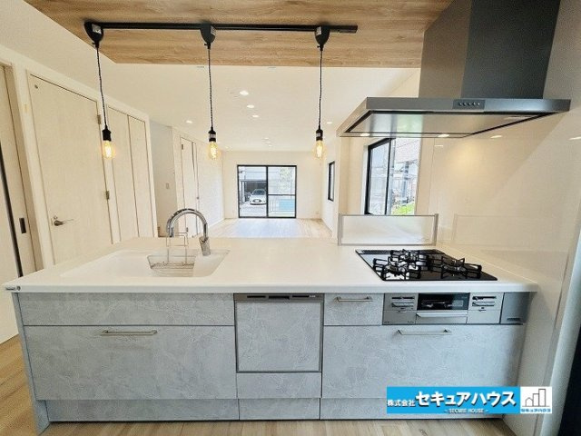名古屋市緑区兵庫１丁目の中古一戸建のキッチン|【キッチン】
◆収納豊富なシステムキッチン。スマートレンジフードはお掃除が楽になり、見た目もスタイリッシュなデザインです。
◆洗い物の時短に繋がる食洗機付きです。　　　　　　　　　　　　　　　　　　　