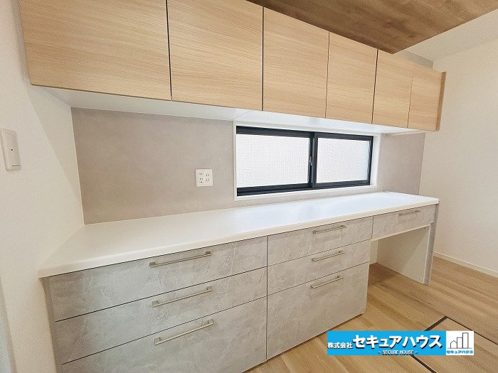 名古屋市緑区兵庫１丁目の中古一戸建のキッチン|【カップボード】
◆収納豊富なカップボード付き♪食器類はもちろん電子レンジやオーブン、炊飯器やコーヒーメーカーを置くスペースが充分に確保できます。ゴミ箱もすっきりと収まるカップボードです♪　　　　　　