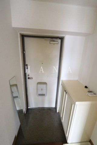 コスモリード国分寺の玄関|※同タイプ反転写真