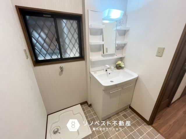東大阪市南上小阪の洗面所|独立洗面台完備の脱衣スペース♪
小窓付きで、入浴後の湿気も溜まりません◎