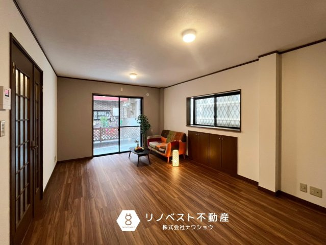 東大阪市南上小阪の居間・リビング|約16帖のLDK♪
駐車場化から直結なので、荷物の運び入れが楽々♪