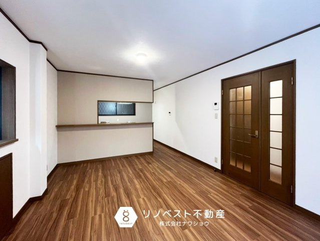 東大阪市南上小阪の居間・リビング|キッチンを含めた水回り設備が1階に集中しているので、家事動線がスムーズ◎
2階の居室スペース生活空間を区切れます♪