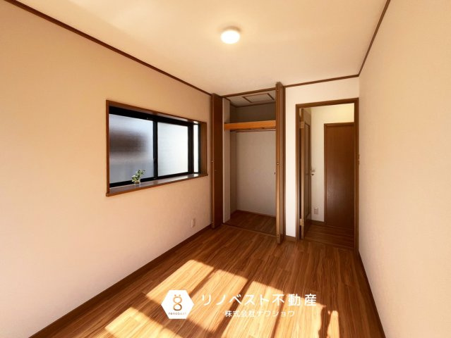 東大阪市南上小阪の洋室|約5帖の洋室♪
ベランダに面しており、太陽の光がたくさん差し込みます◎クローゼット完備◎
