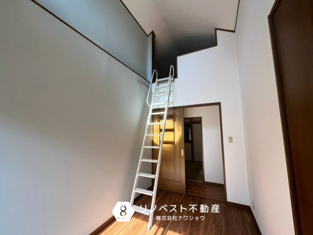 東大阪市南上小阪の洋室|約5帖の洋室♪
お子様が喜ぶロフト付き◎収納スペースとしてもお使いいただけます◎
