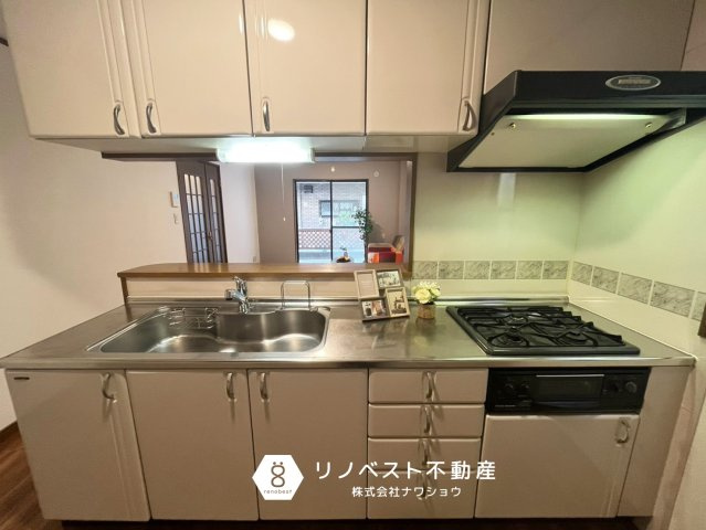 東大阪市南上小阪のキッチン|グリル付きシステムキッチン♪
カウンター越しにリビングの様子がしっかり見えます◎