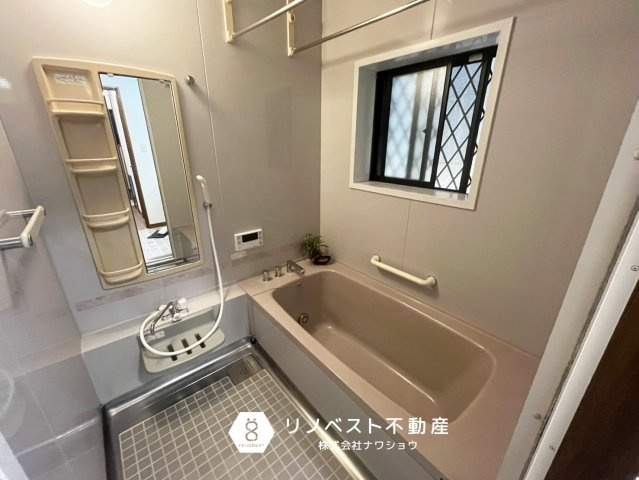東大阪市南上小阪の浴室|追い焚き機能付きの浴室♪
浴室乾燥も付いているので、雨の日の洗濯物も安心です♪