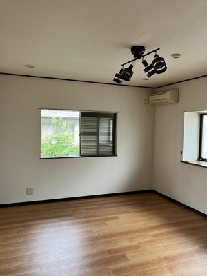 【洋室】 | 向原1丁目戸建 | 2階・南西向き洋室10帖☆出窓があるのでインテリアを飾って楽しむこともできます♪