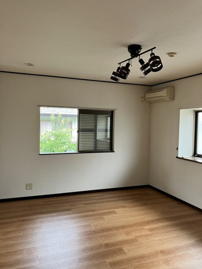 【洋室】 | 向原1丁目戸建 | 2階・南西向き洋室10帖☆出窓があるのでインテリアを飾って楽しむこともできます♪