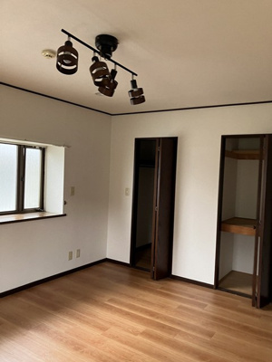 【寝室】 | 向原1丁目戸建 | 2階・南西向き洋室10帖☆ウォークインクローゼット、収納スペースがあります♪お洋服の多い方もお部屋が片付いて快適に過ごせますね♪