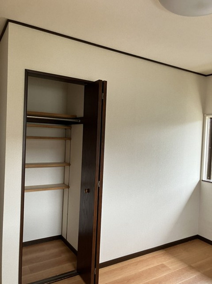 【寝室】 | 向原1丁目戸建 | 2階・洋室6.5帖☆クローゼットがあります♪お洋服がスッキリ収納できて、整理しやすくなりますね☆
