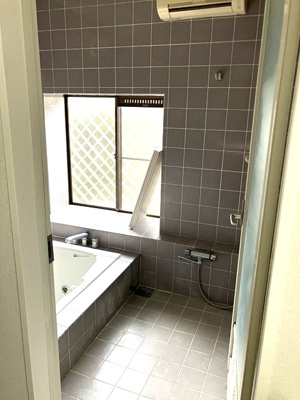 【浴室】 | 向原1丁目戸建 | 家族の入浴時間がずれても温められる追い焚き機能付きのバスルーム☆換気のできる小窓付きです♪お風呂に浸かって一日の疲れもすっきりリフレッシュ♪