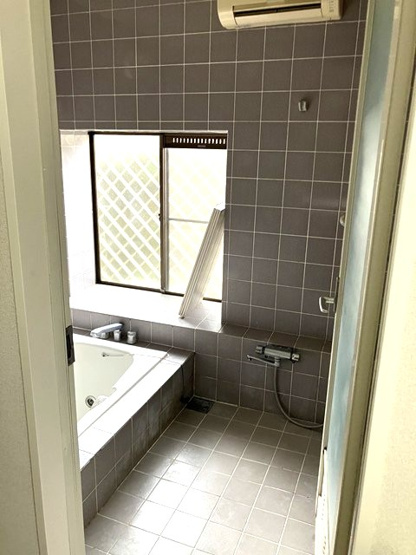 【浴室】 | 向原1丁目戸建 | 家族の入浴時間がずれても温められる追い焚き機能付きのバスルーム☆換気のできる小窓付きです♪お風呂に浸かって一日の疲れもすっきりリフレッシュ♪