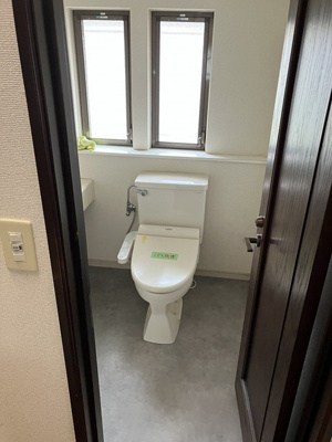【トイレ】 | 向原1丁目戸建 | 人気のバストイレ別です♪窓のあるトイレで換気もOK☆嫌なニオイがこもりません♪1階・2階両方にトイレがあるのがうれしいですよね♪