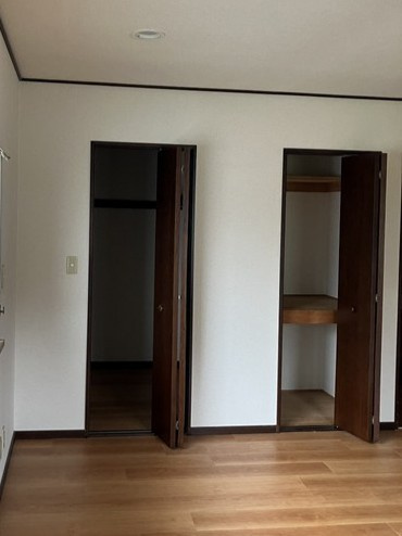 【収納】 | 向原1丁目戸建 | 洋室10帖のお部屋にあるウォークインクローゼット、収納スペースです♪