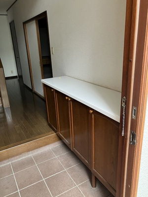 【玄関】 | 向原1丁目戸建 | シューズボックス付きで玄関すっきり片付きます！上に写真やかわいい小物を置けるので、玄関を華やかに飾れますね♪