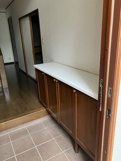 【玄関】 | 向原1丁目戸建 | シューズボックス付きで玄関すっきり片付きます！上に写真やかわいい小物を置けるので、玄関を華やかに飾れますね♪