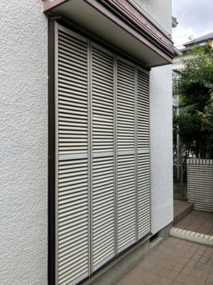 【セキュリティ】 | 向原1丁目戸建 | 雨戸付きなので夜やお出かけ時も安心です！雨戸は冬場の寒さ対策にもなります◎