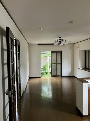 【居間・リビング】 | 向原1丁目戸建 | 1階・南西向きリビングダイニングキッチン23帖☆専用庭に繋がるお部屋です♪広めの空間でゆったり過ごせます♪