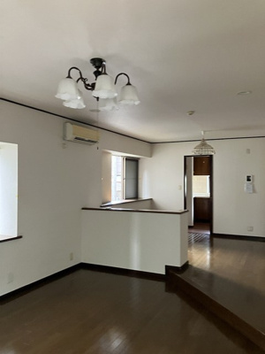【居間・リビング】 | 向原1丁目戸建 | 1階・南西向きリビングダイニングキッチン23帖☆窓側からの眺めです♪椅子とテーブルを囲んで家族団欒の時間を過ごせます♪