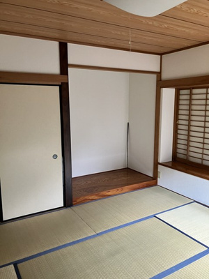 【寝室】 | 向原1丁目戸建 | 1階・南西向き和室8帖☆押入れがあります♪床の間にはインテリアを置いたりして楽しめます！