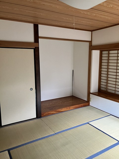 【寝室】 | 向原1丁目戸建 | 1階・南西向き和室8帖☆押入れがあります♪床の間にはインテリアを置いたりして楽しめます！