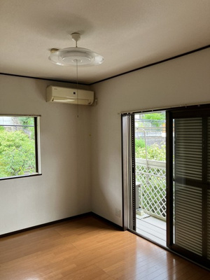 【洋室】 | 向原1丁目戸建 | 2階・南西向き洋室6帖☆バルコニーに繋がるお部屋です！子供部屋や書斎・寝室など多用途に使えそうなお部屋です♪