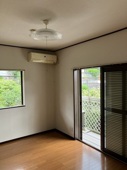 【洋室】 | 向原1丁目戸建 | 2階・南西向き洋室6帖☆バルコニーに繋がるお部屋です！子供部屋や書斎・寝室など多用途に使えそうなお部屋です♪