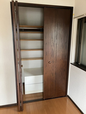 【寝室】 | 向原1丁目戸建 | 2階・南西向き洋室6帖☆クローゼットがあります♪お洋服がスッキリ収納できて、整理しやすくなりますね☆