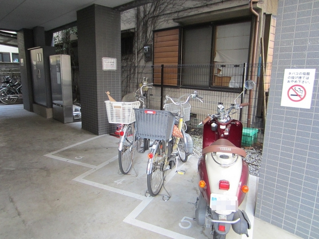 プリマベーラ王子の駐車場|バイクも置けますよ♪