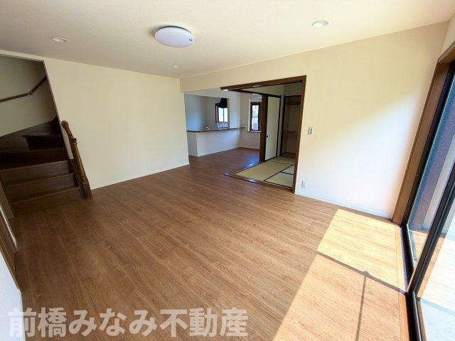 【中古】高崎市新町　４LDK＋Sの居間・リビング|こちらのリビングで趣味の時間をお楽しみください