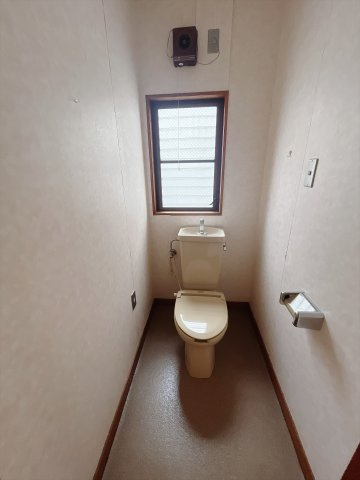 【中古戸建】前橋市日吉町2丁目のトイレ|■トイレ｜白を基調としたトイレになってます♪窓付きなので常に綺麗を保てます♪