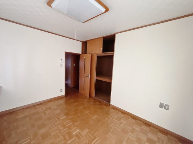 【中古戸建】前橋市日吉町2丁目の洋室|■洋室｜お子様の一人部屋にピッタリな洋室。木のぬくもりを感じるフローリングは、天然木の味わいが時とともに深みを増していきます。また、傷にも強く、フリーワックスでお手入れもラクラクです♪