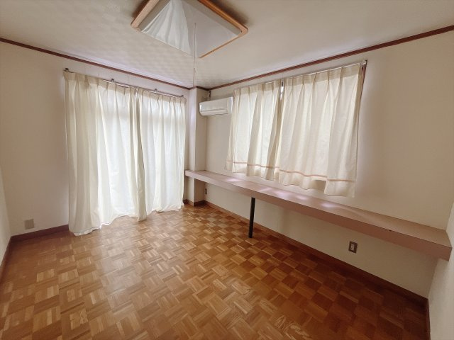 【中古戸建】前橋市日吉町2丁目の洋室|■洋室｜2階洋室には大きな窓をご用意しています。日中はあたたかな日差し差し込み自分時間も充実できますね＾＾