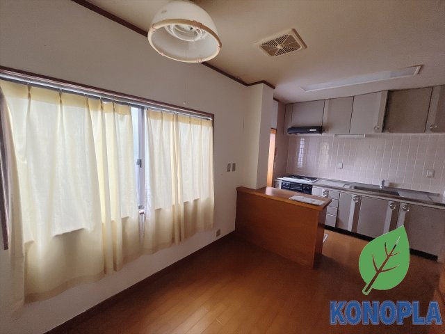 【中古戸建】前橋市日吉町2丁目の居間・リビング|■リビング｜陽当たり良好のリビングダイニング♪賃貸では叶わなかった、お友達とのホームパーティや大音量で映画やテレビを楽しむことができます(*^^*)