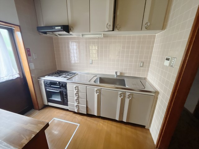 【中古戸建】前橋市日吉町2丁目のキッチン|■キッチン｜ワークトップの幅が広く、お子様といっしょにお料理をつくったり、ちょっとしたパーティーも楽しめます。フラットなのでお掃除がしやすいのもポイントです♪