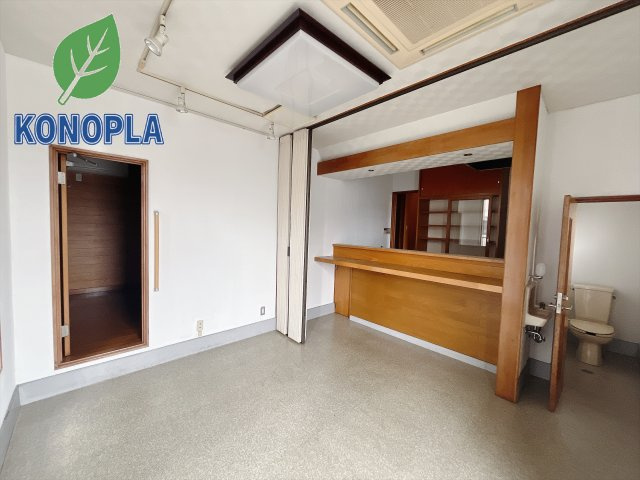 【中古戸建】前橋市日吉町2丁目の居間・リビング|■リビング｜落ち着きのある表情を見せるリビングダイニング。太陽の光がたっぷり差し込むリビングは、自然とご家族が集まる居心地の良い空間です。