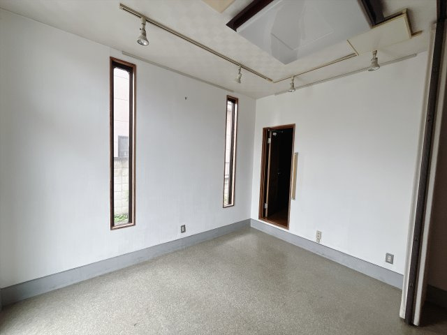 【中古戸建】前橋市日吉町2丁目の洋室|■1階洋室｜リビング横の1階洋室になります♪大きなクローゼットもついていますの、お片付けも安心です♪