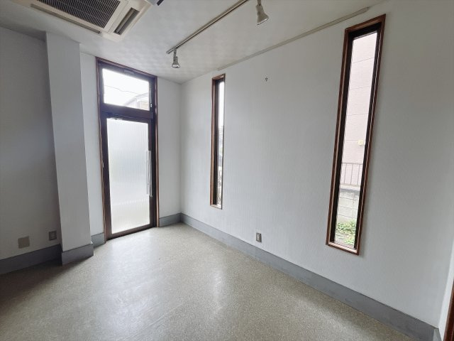 【中古戸建】前橋市日吉町2丁目の洋室|■1階洋室｜大きな窓がついています♪陽光たっぷり差し込む空間ライフはいかがですか？